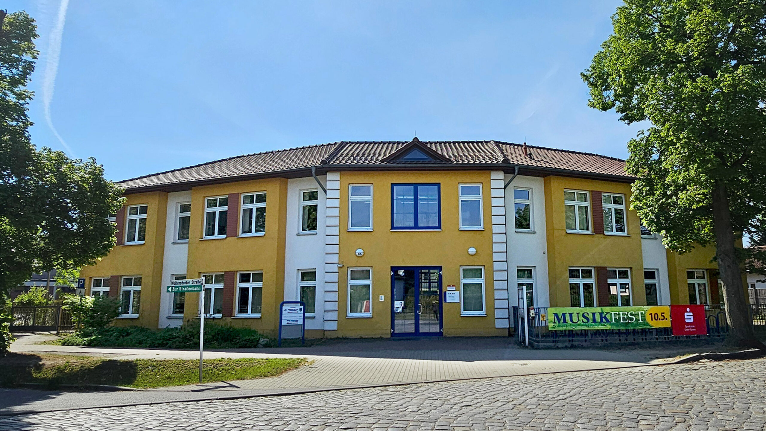 Straßenansicht vom Gebäude der Musikschule Oder-Spree am Standort Schöneiche