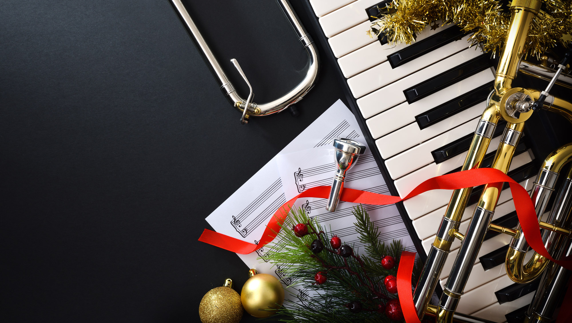 weinhachtlich dekorierte Musikinstrumente auf dunklem Hintergrund